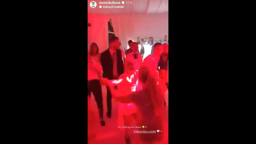 Takýmto trsaním na vlastnej svadbe vo videu Dominika zablahoželala Dare na sociálnej sieti.