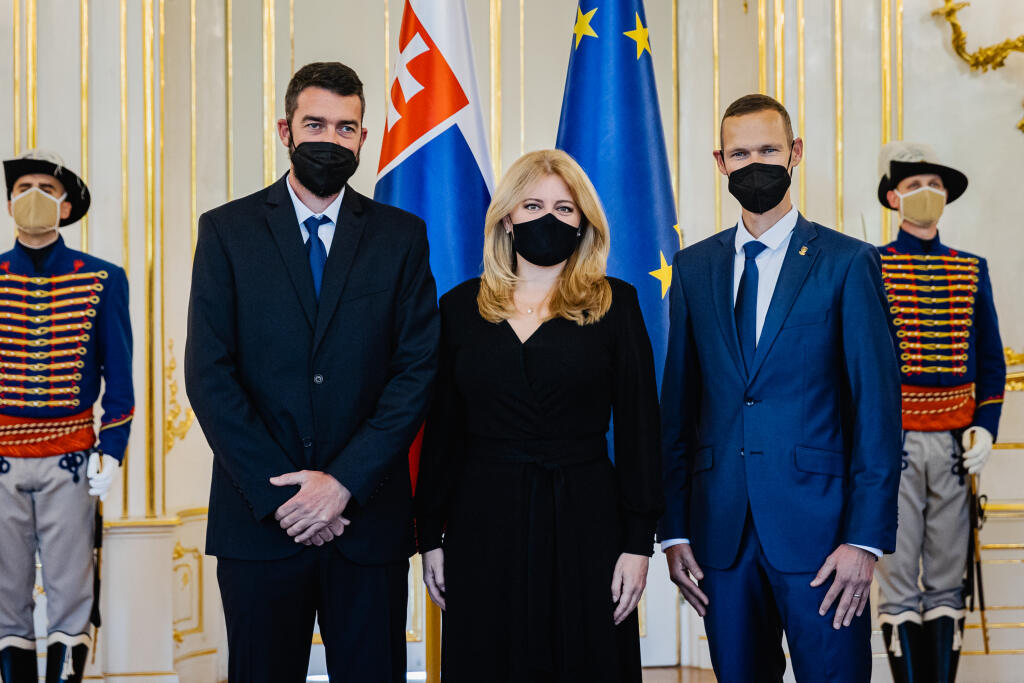 Prezidentka Zuzana Čaputová prijala olympionika Mateja Tótha pri príležitosti ukončenia jeho aktívnej športovej kariéry. Prijatia sa zúčastnil aj Tóthov tréner Matej Spišiak. Na snímke Zuzana Čaputová, Matej Spišiak a Matej Tóth.