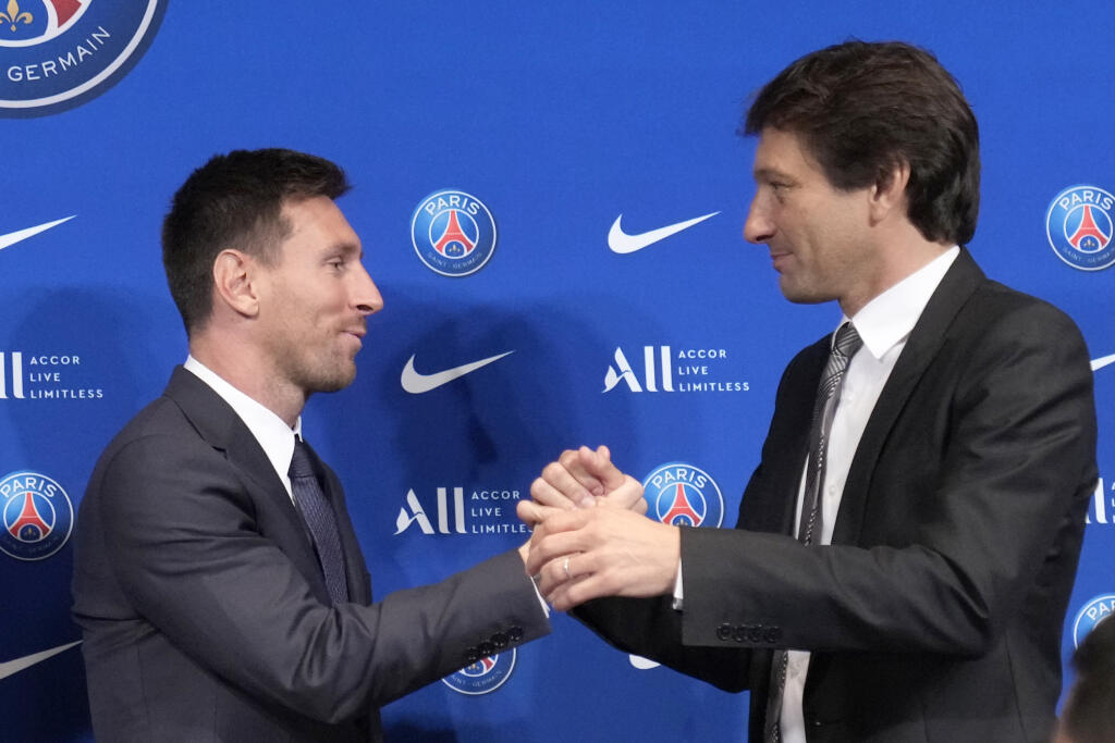 JB 40 Paríž - Argentínsky futbalista Lionel Messi (vľavo) a prezident PSG Nasser Al-Al-Khelaifi si podávajú ruky po tlačovej konferencii na štadióne Parc des Princes v Paríži 11. augusta 2021. Messi si podľa vlastných slov užíva prítomnosť v tíme Paríž St. Germain od prvých minút. Francúzsky vicemajster predstavil svoju novú hviezdnu posilu v stredu na tlačovej konferencii. Tridsaťštyriročný argentínsky útočník opustil po 21 rokoch FC Barcelona. V metropole Francúzska podpísal zmluvu na 2 roky s