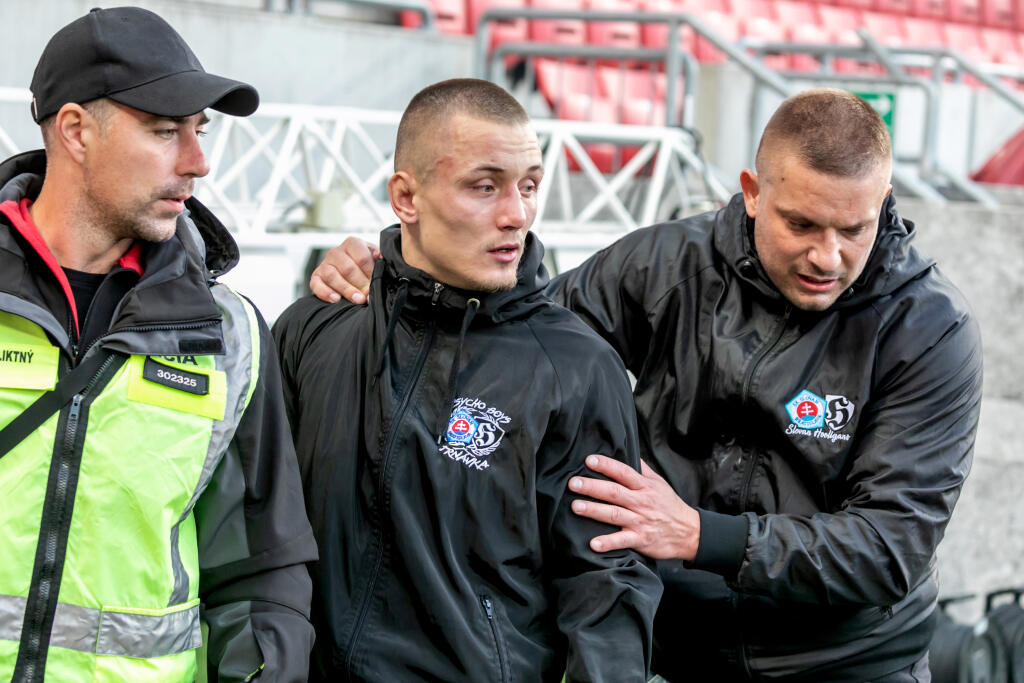 Na snímke je futbalový zápas medzi FC Spartak Trnava a ŠK Slovan Bratislava, ktorý sa skončil predčasne a fanúšikovia obidvoch táborov vnikli na hraciu plochu.