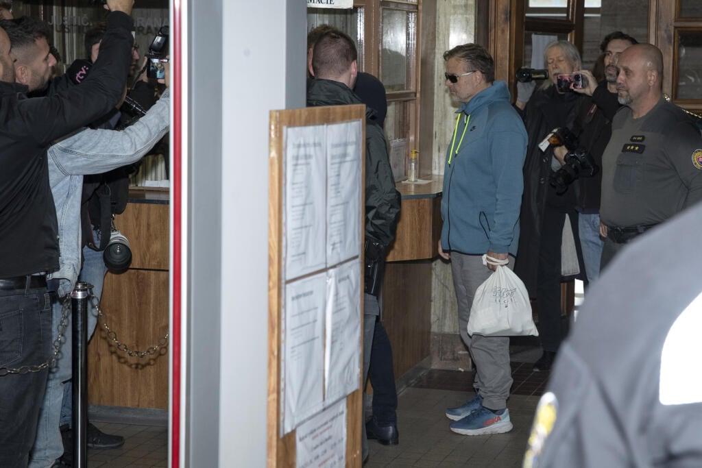 Dušan Dědeček, ktorých spôsobil dopravnou nehodou na Zochovej ulici v Bratislave smrť 5 ľudí sa opätovne postavil pred sú, ktorý rozhoduje o jeho vzatí do väzby.
