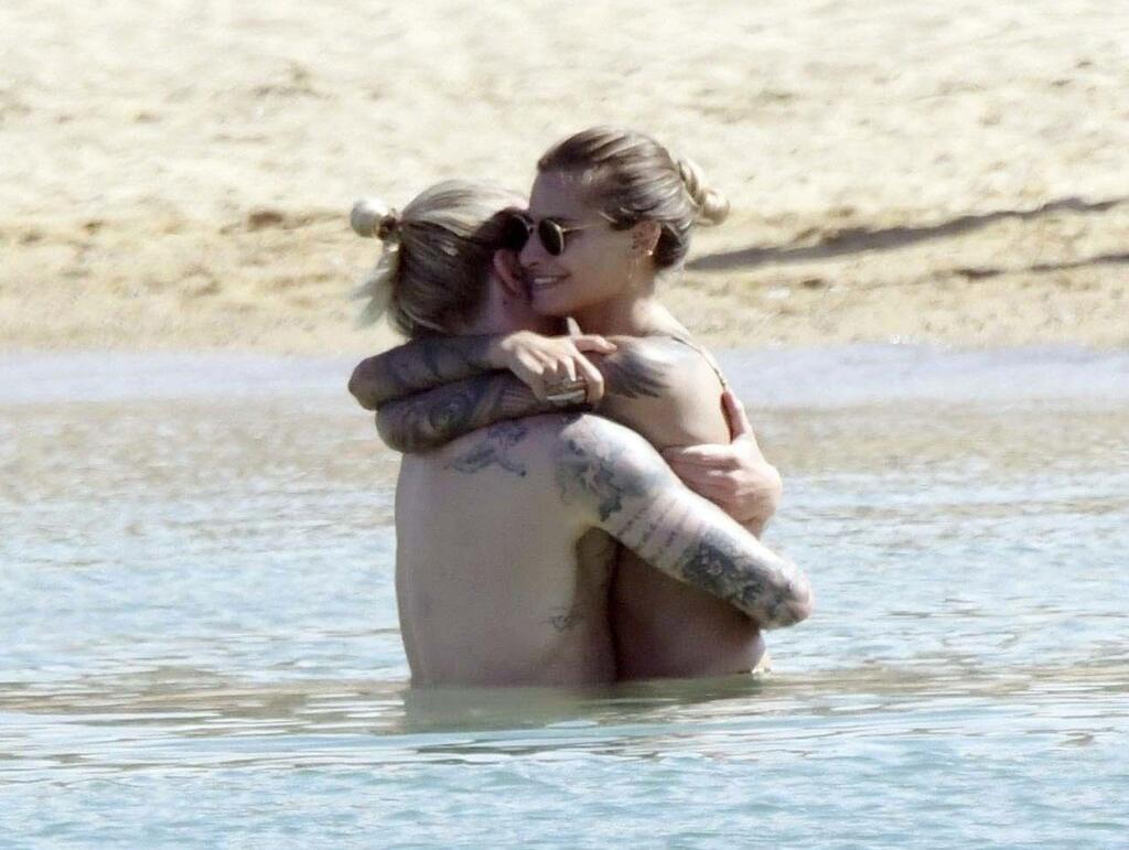 Paparazzi fotografi viackrát striehli na Kariusa na dovolenke. Takto si kedysi užíval s bývalou priateľkou Sofiou. Ich vzťahu však je koniec.