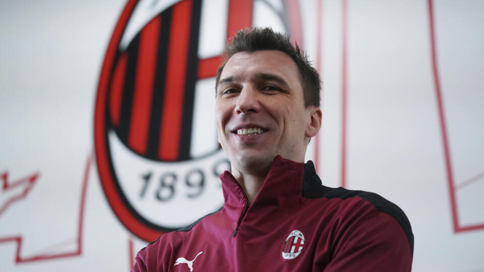 WA 30 Camago - Nová posila AC Miláno Mario Mandzukič pózuje pred svojím prvým tréningom v Camage v utorok 19. januára 2021. Taliansky futbalový klub AC Miláno oficiálne získal Maria Mandžukiča. S chorvátskym útočníkom sa dohodol na zmluve do konca tejto sezóny s opciou na ďalšiu. Tridsaťštyriročný Mandžukič od januára 2020 pôsobil v katarskom Al Duhail SC, predtým strávil päť sezón v Juventuse Turín. FOTO TASR/AP
Mario Mandzukic poses at the Milanello Milan's sport center prior to his first t