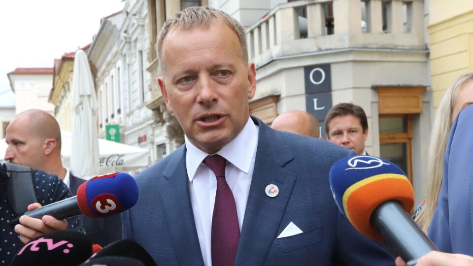 Na snímke uprostred predseda Národnej rady Slovenskej republiky (NR SR) Boris Kollár a vpravo poslanec NR SR Igor Kašper (Sme rodina) počas brífingu pred budovou BBSK na Námestí SNP v Banskej Bystrici 17. augusta 2020. Témou rokovania s vedením BBSK bola aktuálna situácia na poškodenej ceste II/531 v úseku Muráň - Muránska Huta. FOTO TASR - Ján Krošlák