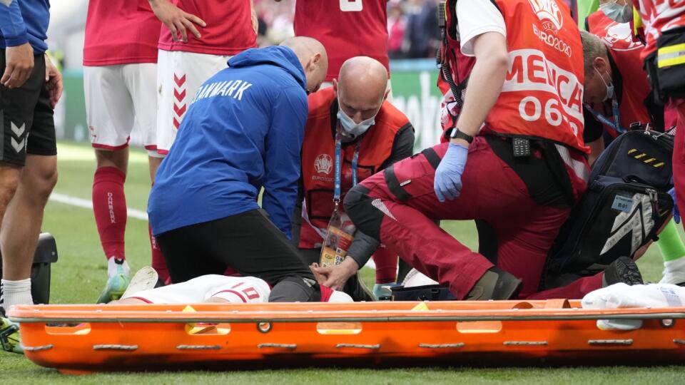 WA 91 Kodaň - Záchranári oživujú dánskeho futbalistu Christiana Eriksena, ktorý skolaboval počas zápasu základnej B-skupiny Dánsko - Fínsko na európskom šampionáte v Kodani v sobotu 12. júna 2021. FOTO TASR/AP
Denmark's Christian Eriksen receives medical treatment after collapsing during the Euro 2020 soccer championship group B match between Denmark and Finland at Parken stadium in Copenhagen, Saturday, June 12, 2021. (AP Photo/Martin Meissner, Pool)