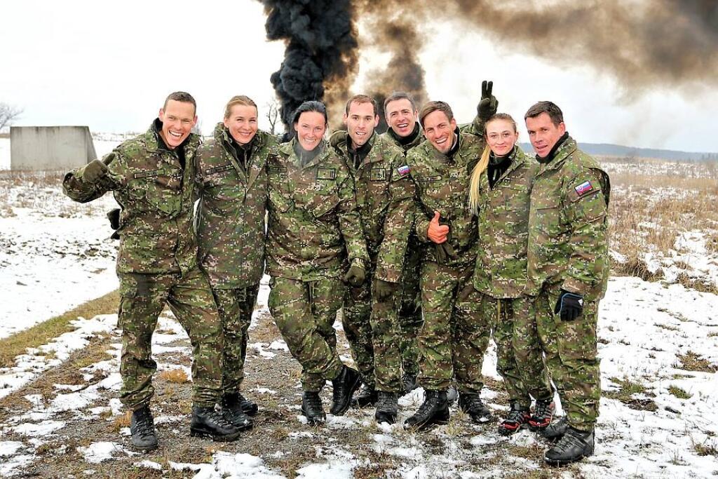 Martine Hrašnovej (tretia zľava) to sekne aj vo vojenskej uniforme,čo poviete?