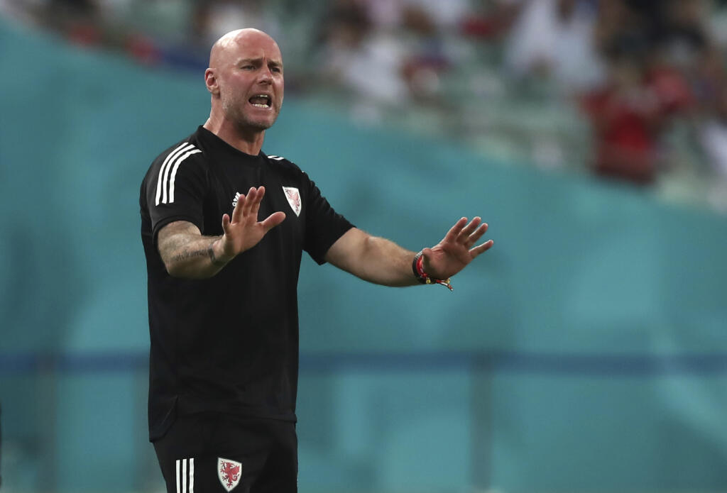 EBE 31 Baku - Na snímke tréner Walesu Robert Page v zápase A-skupiny na majstrovstvách Európy vo futbale Turecko – Wales v stredu 16. júna 2021 v azerbajdžanskom Baku. FOTO TASR/AP
Wales' manager Robert Page gives instructions from the side line during the Euro 2020 soccer championship group A match between Turkey and Wales at at the Baku Olympic Stadium in Baku, Wednesday, June 16, 2021. (Tolga Bozoglu/Pool Photo via AP)