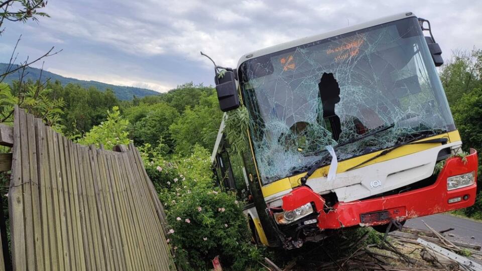 Polícia uviedla, že pri nehode zasahujú všetky zložky integrovaného záchranného systému vrátane vrtuľníka leteckej záchrannej služby. Podľa stanice ČT24 transportoval vážne zranené dieťa do úsťanského traumacentra. Ostatných zranených záchranári previezli do nemocnice v Moste. Na mieste nehody pomáha aj posttraumatický stresový psychologický tím, uvádza server iDNES.cz