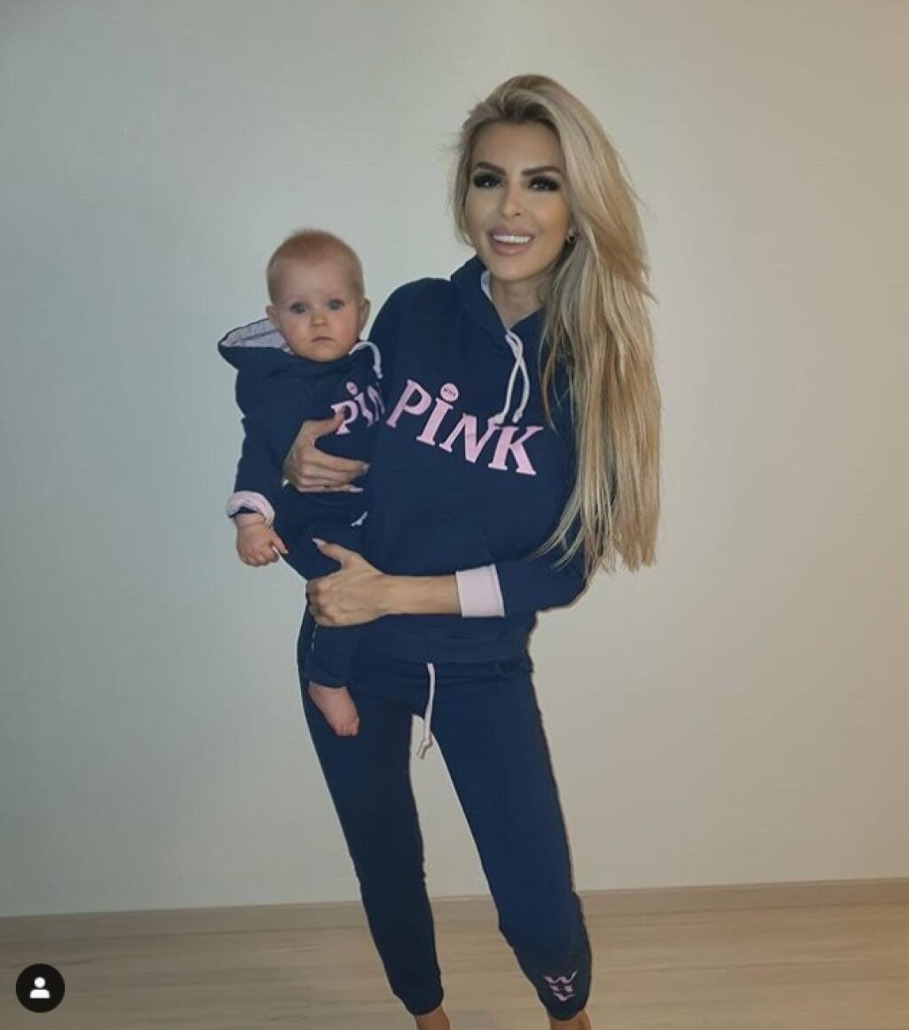 Playmate Lela Ceterová prezdradila, že so zápasníkom Karlosom Vémolom čakala dvojičky. O jedno dieťatko prišla. Vďačná je za dcérku Lili.