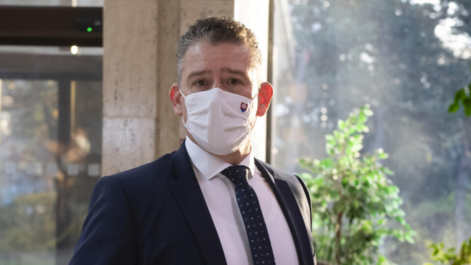 Na snímke minister vnútra SR Roman Mikulec pred zasadnutím 52. schôdze vlády SR 18. novembra 2020 v Bratislave. FOTO TASR - Pavel Neubauer