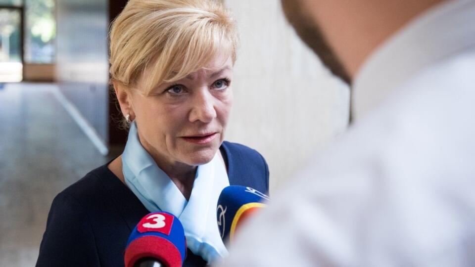 Odvolanie Laššákovej žiadajú ďalšie osobnosti, aj Lasica, Kukura či Mika - Skupina signatárov doručila výzvu premiérovi Petrovi Pellegrinimu