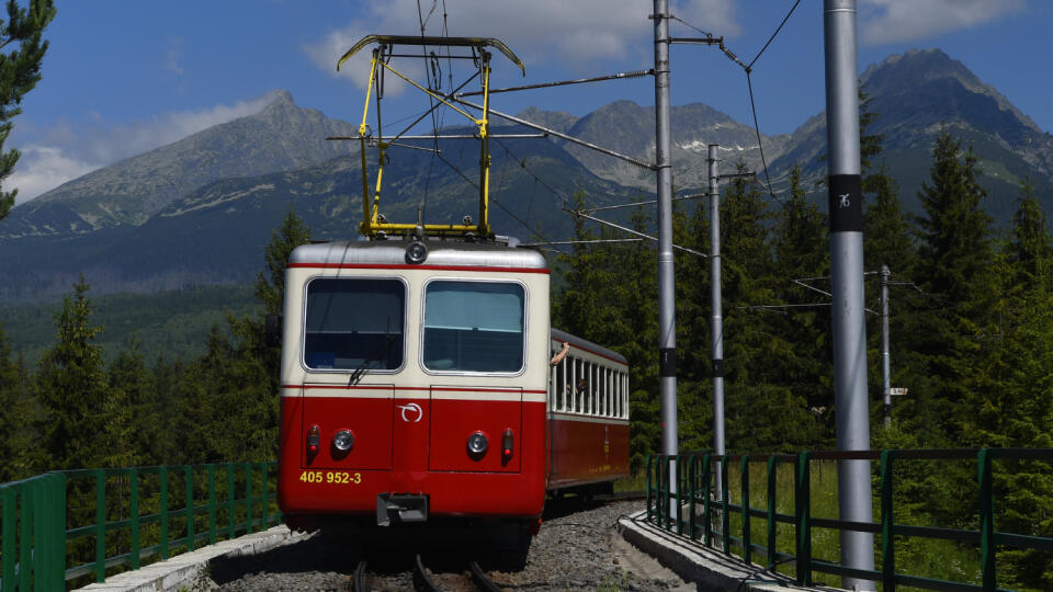 Posledné jazdy zubačky zo Štrby na Štrbské Pleso pred rekonštrukciou ozubnicovej trati sa konali v nedeľu 5. júla 2020. Od 6. júla 2020 sa začne s rekonštrukčnými prácami. Dopravu cestujúci počas sedemmesačnej výluky zabezpečí Železničná spoločnosť Slovensko (ZSSK) klasickými autobusmi. Na snímke zubačka na trati, v pozadí končiare Vysokých Tatier, vľavo Kriváň. Štrba 5. júla 2020. FOTO TASR - Milan Kapusta