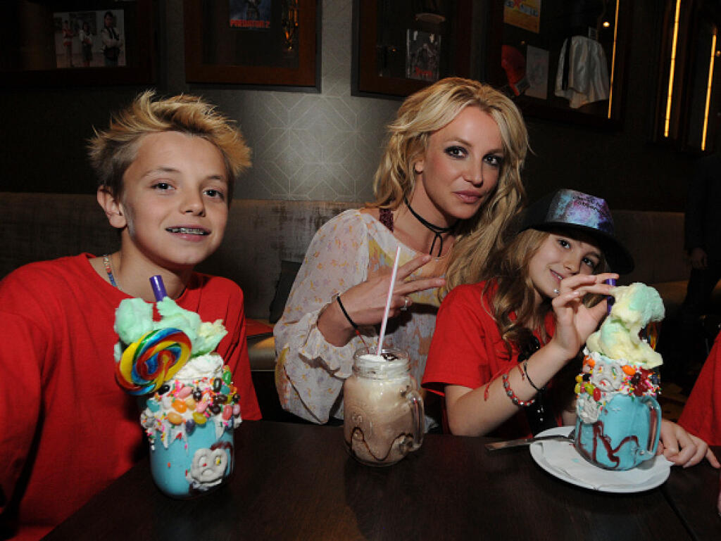 Britney má dvoch synov s bývalým manželom Kevinom Federlinom (43). Dnes sú už tínedžeri, no poručníctvo negatívne ovplyvnilo aj jej vzťah s deťmi. Vychováva ich výlučne otec a ona ich nevída tak často, ako by si želala.