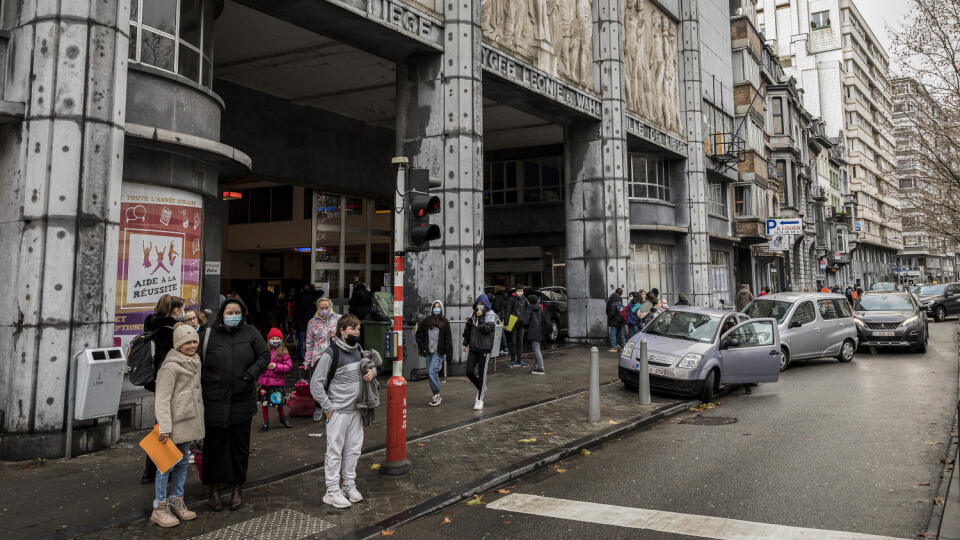 JB 8 Liege - Žiaci s ochrannými rúškami odchádzajú zo školy Athenee Leonie de Waha po skončení ich vyučovania v belgickom meste Liege 12. januára 2021. Základné a stredné školy sa od pondelka v Belgicku znovuotovorili po vyše dvojmesačnom lockdowne. Belgicko predĺžilo platnosť niektorých opatrení zameraných na zastavenie šírenia nového druhu koronavírusu do konca januára. FOTO TASR/AP
Students of the school Athenee Leonie de Waha and relatives leave at the end of their classes in Liege, Belgium