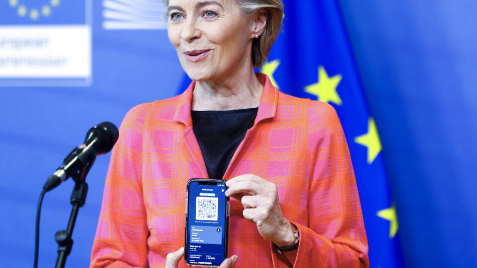WA 9 Brusel - Predsedníčka Európskej komisie Ursula von der Leyenová ukazuje na mobilnom telefóne svoj digitálny covid pas, ktorý má uľahčiť bezpečný voľný pohyb v Európskej únii počas tlačovej konferencie o novom digitálnom COVID-19 cestovnom certifikáte v sídle Európskej komisie v Bruseli v stredu 16. júna 2021. FOTO TASR/AP
European Commission President Ursula von der Leyen shows her EU Digital Covid Certificate as she gives a press statement on the new COVID-19 digital travel certificate