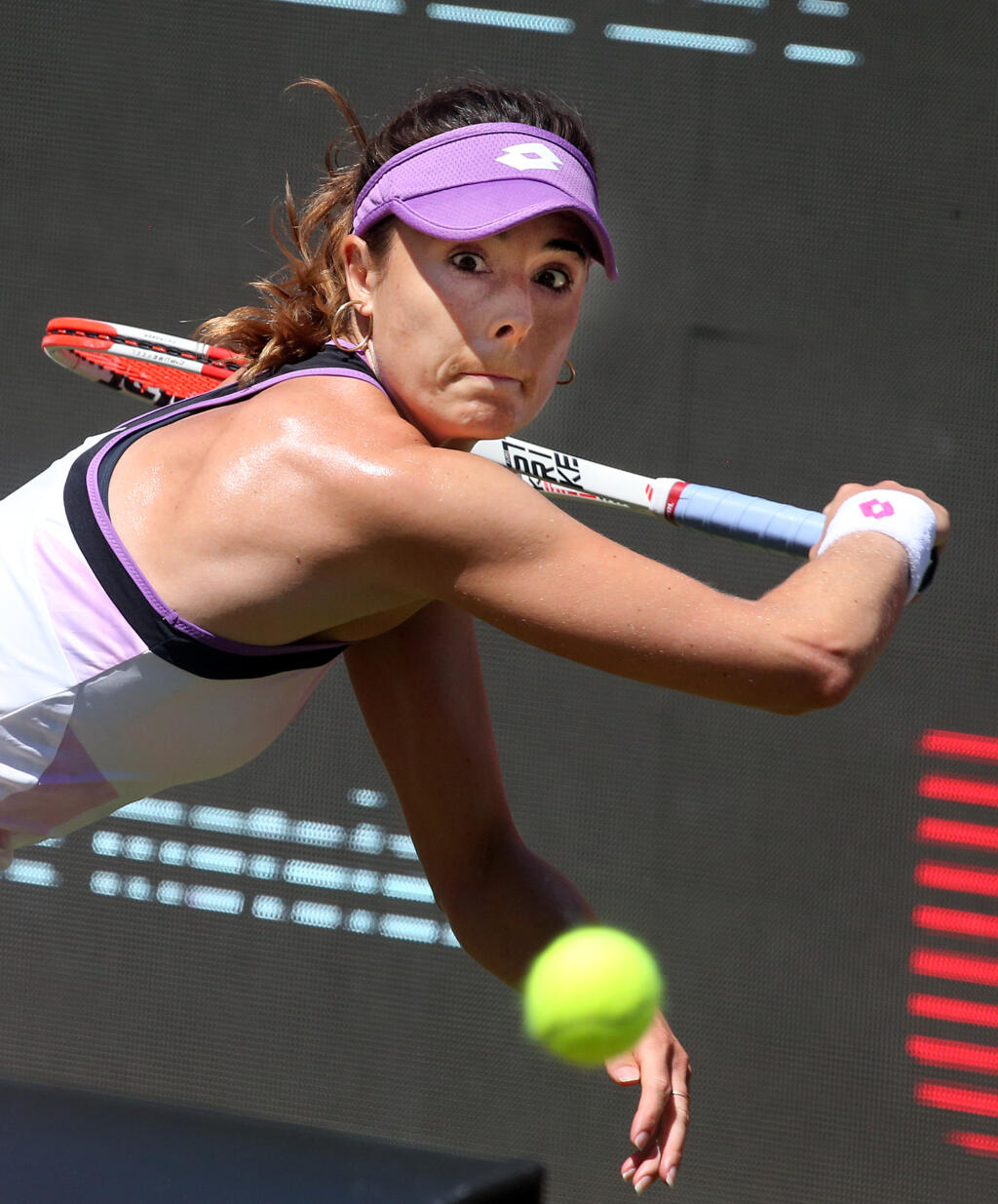 WA 48 Berlín - Francúzska tenistka Alize Cornetová odvracia úder Kanaďanky Biancy Andreescuovej v zápase 2. kola ženskej dvojhry na turnaji WTA v Berlíne 16. júna 2021. FOTO TASR/AP
16.06.2021, Berlin: Tennis: WTA-Tour, Einzel, 2. Runde Cornet (Frankreich) - Andreescu (Kanada) im Steffi-Graf-Stadion. Alize Cornet spielt eine Rückhand. Foto: Wolfgang Kumm/dpa +++ dpa-Bildfunk +++