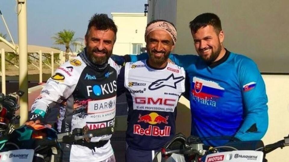 V dejisku Rely Dakar 2021 sú už aj Ivan Jakeš (vľavo) a Erik Vlčák (vpravo), na fotografii s arabským pretekárom Mohammedom Al Balooshim, s ktorým sa na rely pripravovali. Žiaľ, Ivan Jakeš musel pre koronavírus z rely ešte pred jej začiatkom odstúpiť.