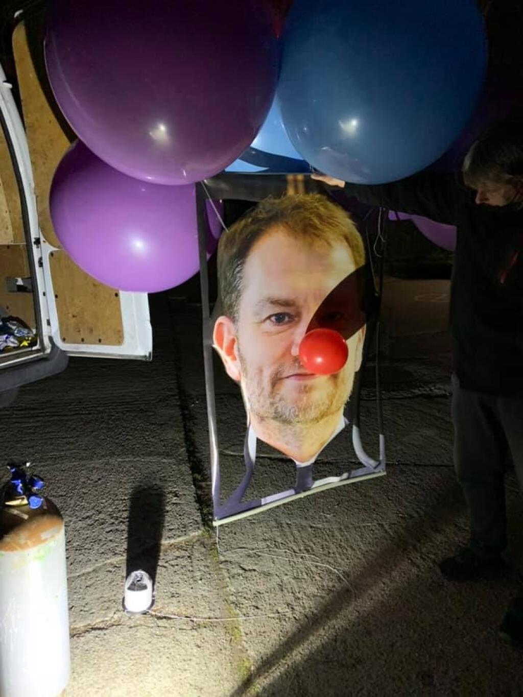 Nad Dunaj vypustil klauna s podobou premiéra Igora Matoviča (väčšieho než minule) a pred Úrad vlády navozil vlečku hnoja.