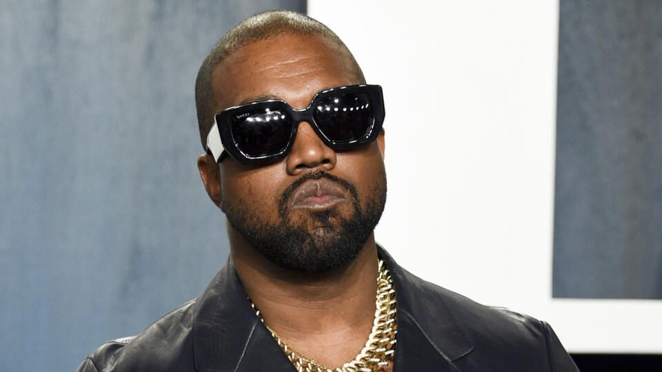 KK13 archív Beverly Hills - Na archívnej snímke z 9. februára 2020 americký raper Kanye West prichádza na Vanity Fair Oscar Party v Beverly Hills. Americký raper Ye, rodným menom Kanye West, sa v utorok 26. decembra 2023 ospravedlnil židovskej komunite v hebrejčine za svoje predchádzajúce antisemitské výroky. Uviedol, že žiada odpustenie a ľutuje bolesť, ktorú jeho slová spôsobili. FOTO TASR/AP
FILE - Kanye West arrives at the Vanity Fair Oscar Party, Feb. 9, 2020, in Beverly Hills, Calif. Ye,