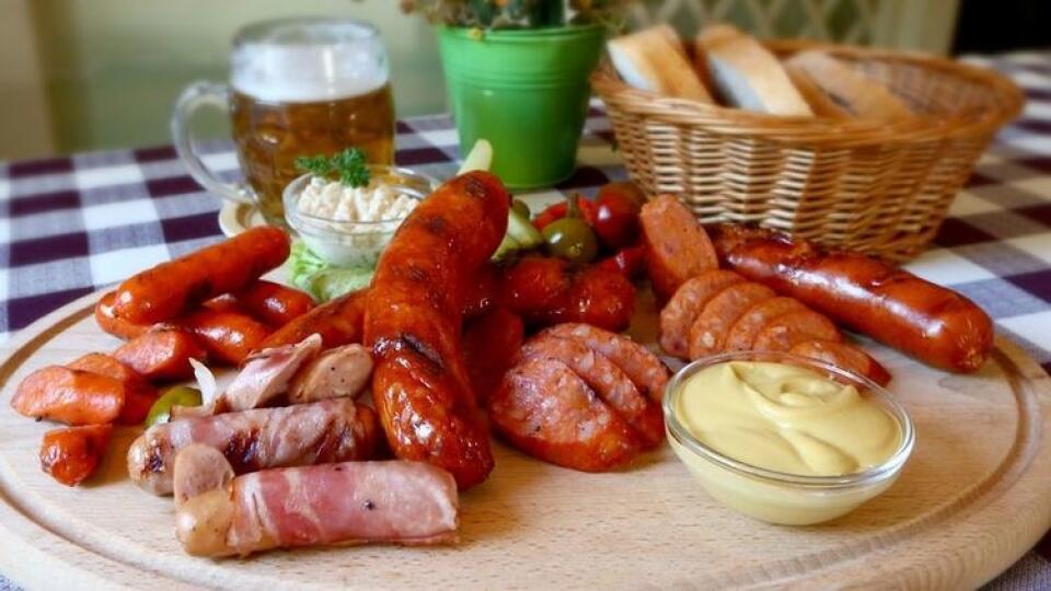 Grilovaná klobáska, špekáčik či párok sú veľmi chutné, treba ich však vedieť správne pripraviť.