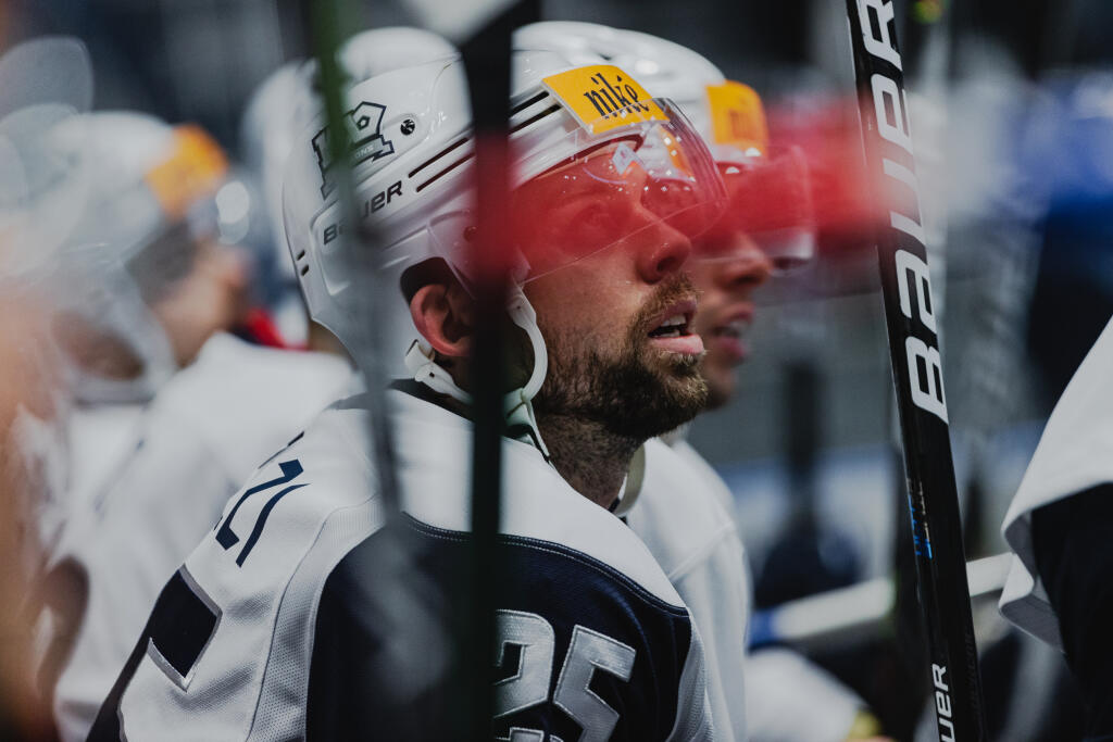 Na snímke Wiliam Rapuzzi (Slovan) počas zápasu 11.kola základnej časti hokejovej Tipos Extraligy medzi HC Slovan Bratislava a HC Nové Zámky.