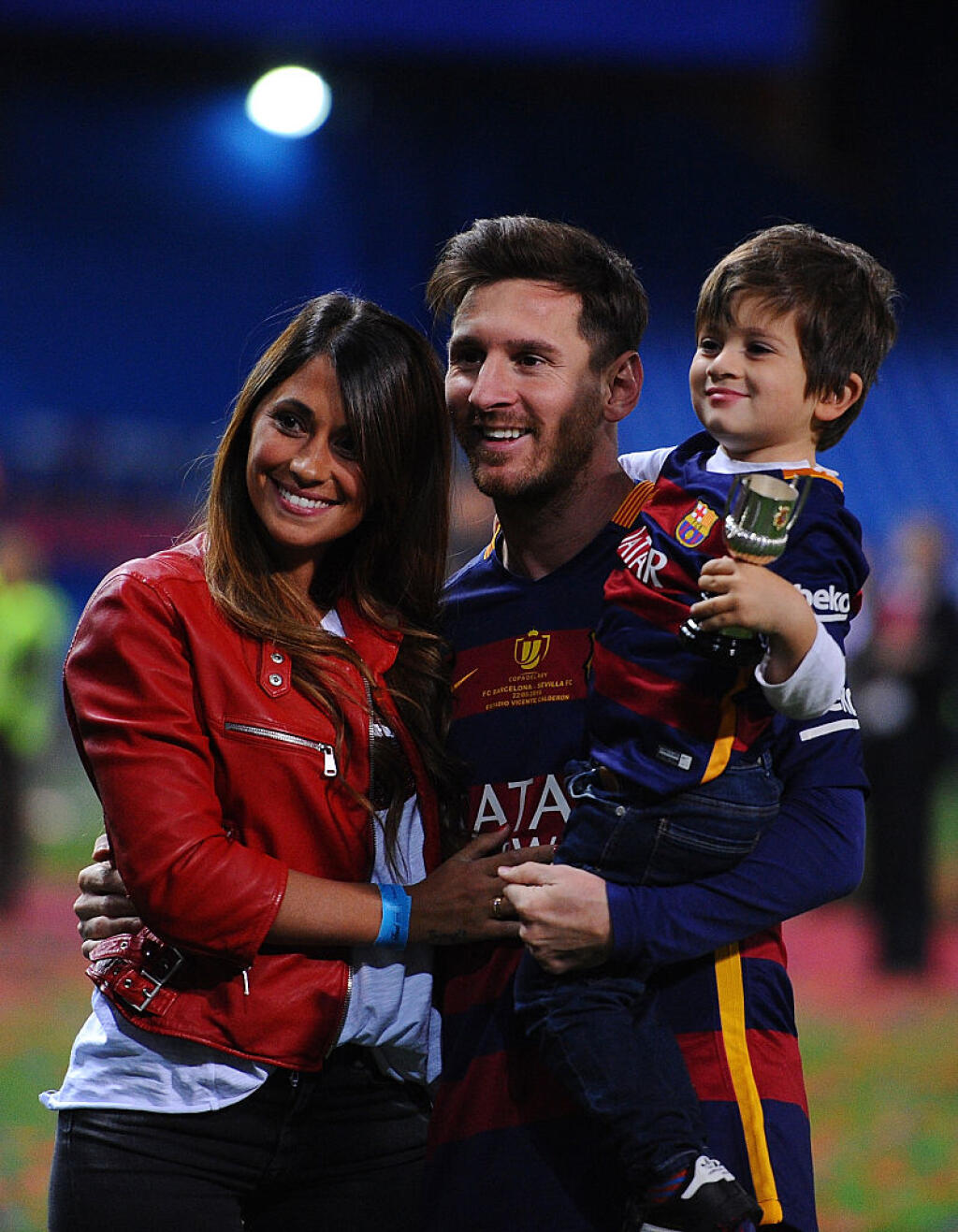MADRID, SPAIN - MAY 22: Lionel Messi of Barcelona celebrates with his wife Antonella Roccuzzo and children after winning the Copa del Rey Final between Barcelona and Sevilla at Vicente Calderon Stadium on May 22, 2016 in Madrid, Spain. (Photo by Denis Doyle/Getty Images)