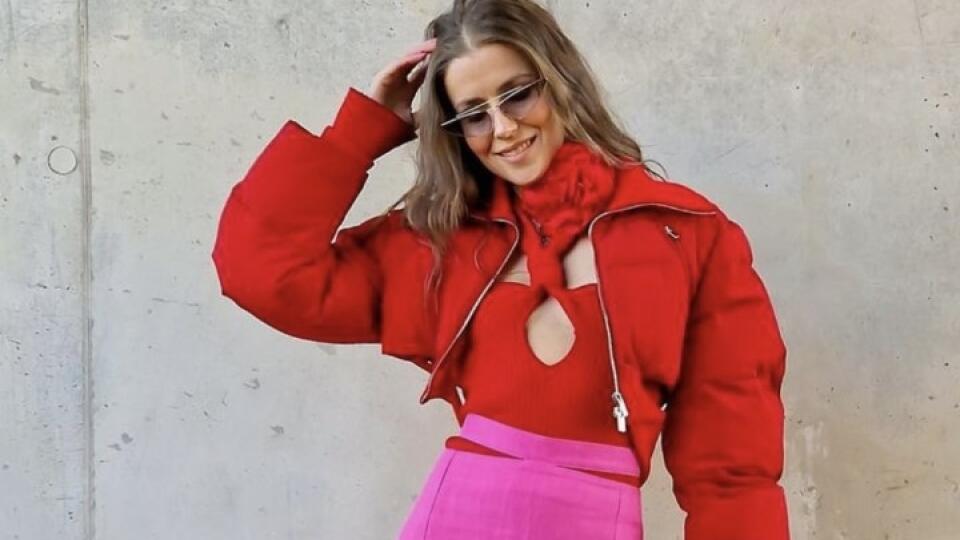 Instagramová módna influencerka Nina Sandbech (31) sa vyžíva v color-blockingových kreáciách.