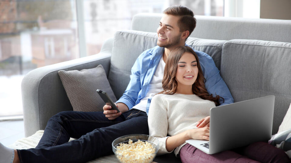 muž a žena - obývačka - sedačka - televízia - sledovanie televízie - diaľkový ovládač - pukance