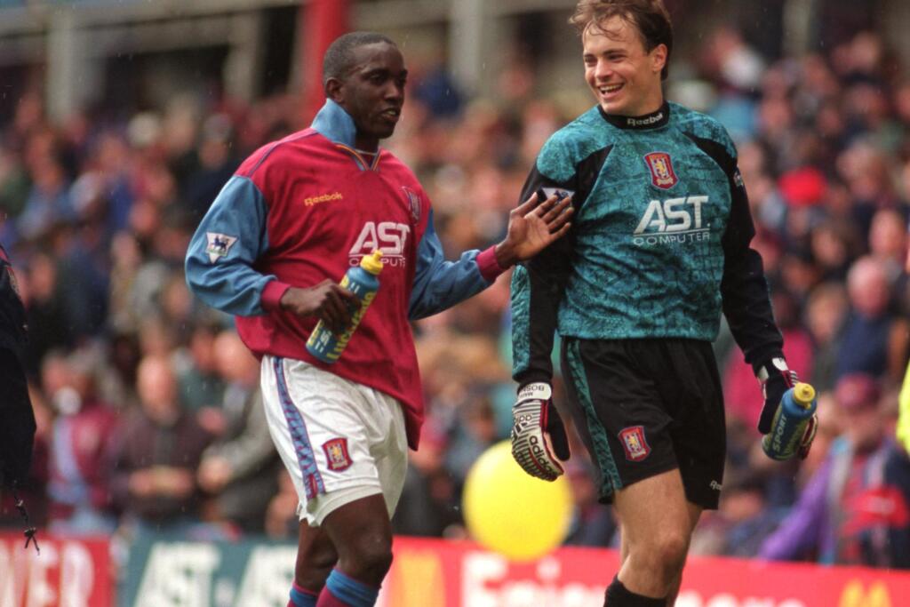 Futbalový brankár Mark Bosnich a útočník Dwight Yorke si spolu zahrali v Aston Ville aj v Manchestri United a svoje kamarátstvo potvrdili na jednej z hotelových izieb, kde si užívali so štyrmi ženami a zábery sa objavili na internete.