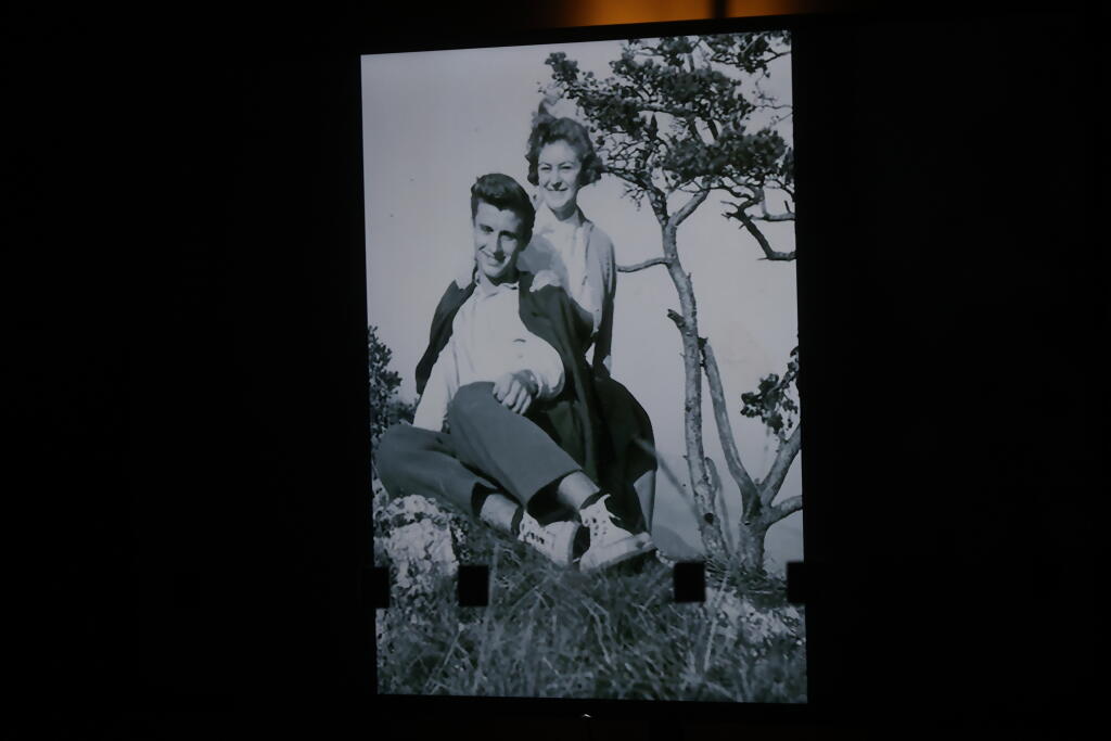 Na obrazovke vo vestibule sa premietali staré fotografie Jozefa Vengloša.