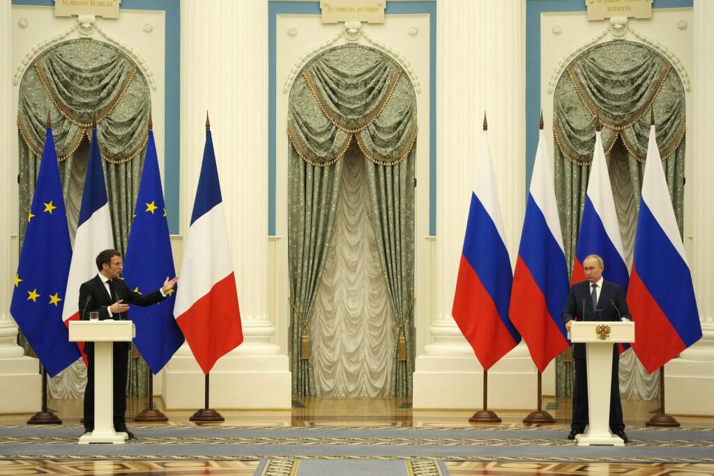 JB 14 Moskva - Ruský prezident Vladimir Putin (vpravo) počúva počas spoločnej tlačovej konferencie s francúzskym prezidentom 
Emmanuelom Macronom po ich stretnutí v Moskve 7. februára 2022. Macron v utorok na tlačovej konferencii v Moskve po pondelkovom stretnutí s ruským lídrom Vladimirom Putinom povedal, že dialóg s Moskvou je nutnou podmienkou pre budovanie mieru v Európe. Informovali o tom ruská štátna tlačová agentúra TASS a agentúra AFP. 