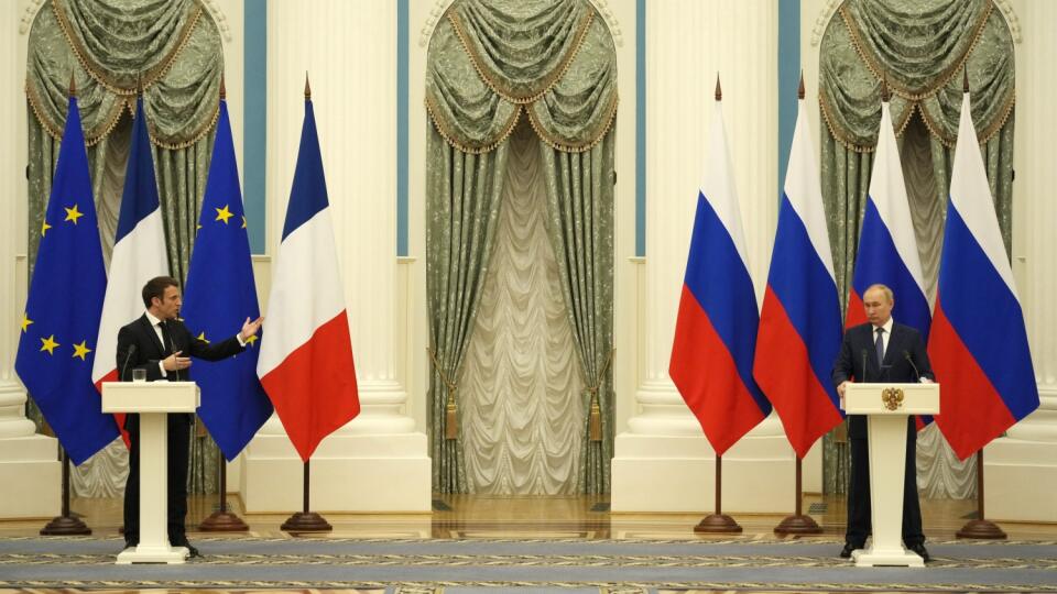 JB 14 Moskva - Ruský prezident Vladimir Putin (vpravo) počúva počas spoločnej tlačovej konferencie s francúzskym prezidentom
Emmanuelom Macronom po ich stretnutí v Moskve 7. februára 2022. Macron v utorok na tlačovej konferencii v Moskve po pondelkovom stretnutí s ruským lídrom Vladimirom Putinom povedal, že dialóg s Moskvou je nutnou podmienkou pre budovanie mieru v Európe. Informovali o tom ruská štátna tlačová agentúra TASS a agentúra AFP.