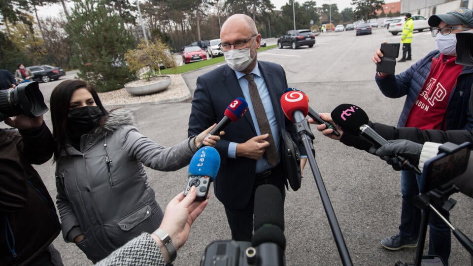 Na snímke vicepremiér a minister hospodárstva SR Richard Sulík prichádza na zasadnutie Ústredného krízového štábu 23. novembra 2020 v Bratislave. FOTO TASR - Martin Baumann