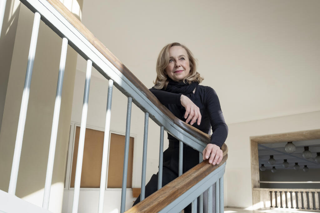 Na snímek je Henrieta Moravčíková, teoretička architektury a profesorka na Fakulte architektúry Slovenskej technickej univerzity. 