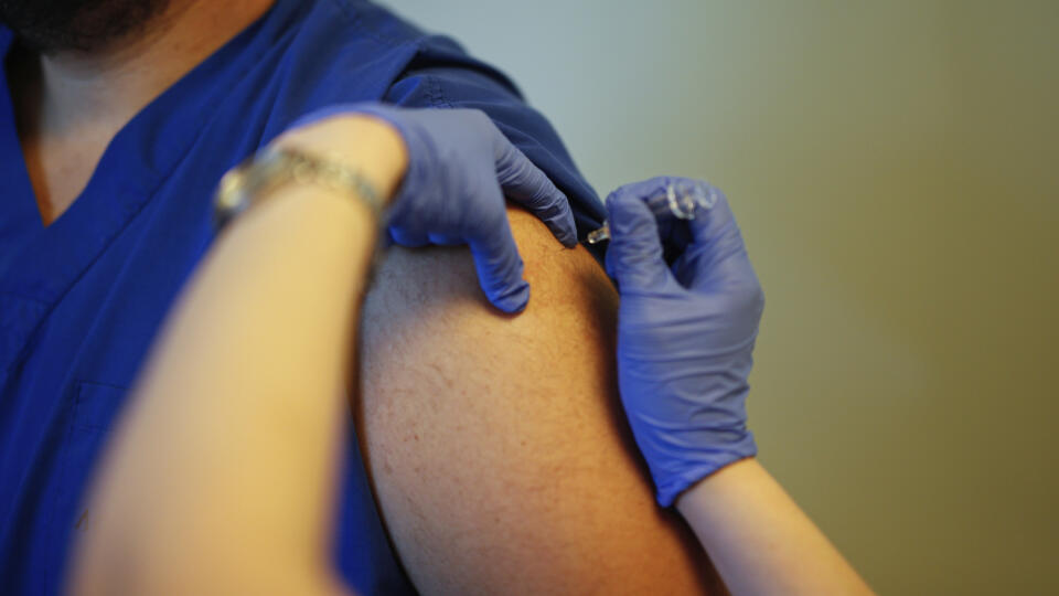 KK21 Istanbul - Zdravotníčka podáva lekárovi urgentnej medicíny Cemovi Gunovi prvú dávku vakcíny na ochorenie Covid-19, ktorá je v súčasnosti v III. fáze klinického výskumu v Istanbule 9. októbra 2020. Vakcínu, ktorú vyvinula v Číne spoločnosť Sinovac Biotech, schválili na testovanie v 26 súkromných nemocniciach v Turecku. FOTO TASR/AP
A health worker administers the first dose of a COVID-19 vaccine currently on phase III clinical trials to Cem Gun an Emergency Medicine Physician at the Acibadem