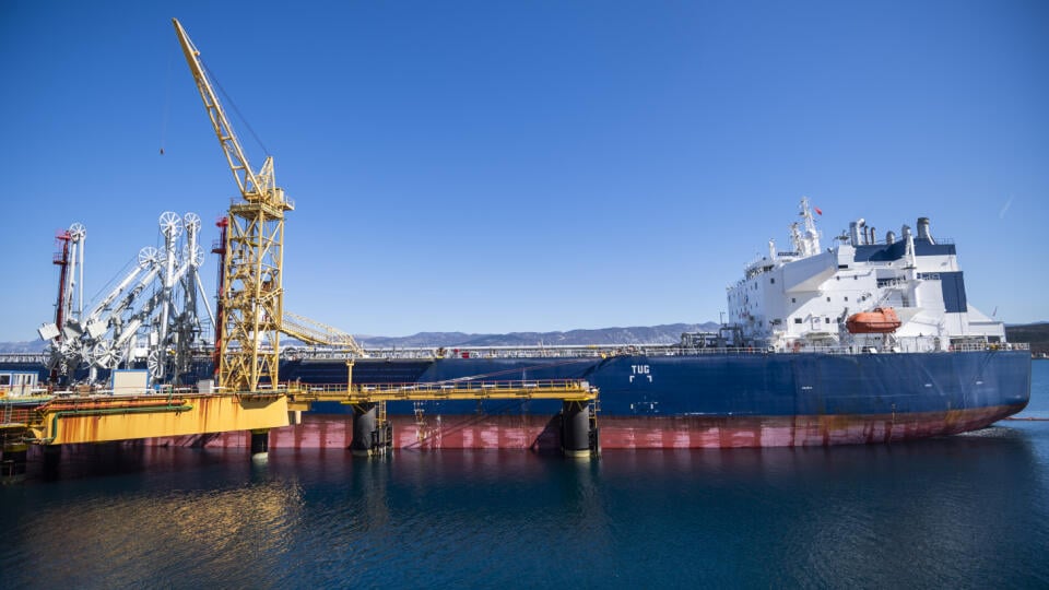 Na snímke ropný tanker s ropou pre Slovnaft z Azerbajdžanu v ropnom termináli na chorvátskom ostrove Krk v meste Omišalj 18. marca 2023. FOTO TASR - Jaroslav Novák