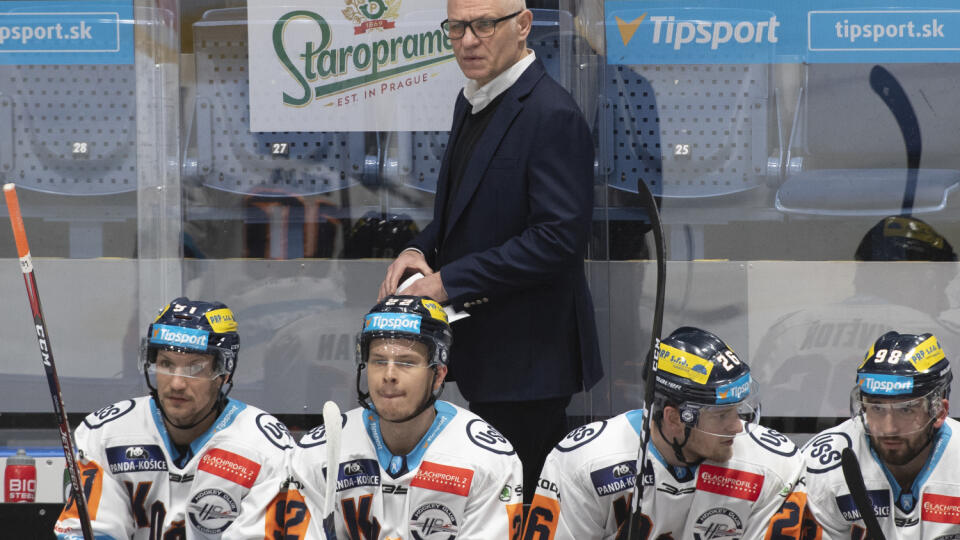 Na snímke striedačka Košíc počas predohrávky 47. kola hokejovej Tipsportligy HC Slovan Bratislava - HC Košice 14. januára 2020 v Bratislave. V pozadí tréner Peter Draisaitl.
FOTO TASR - Pavel Neubauer