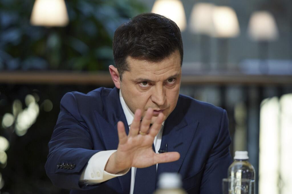 KK30 Kyjev - Ukrajinský prezident Volodymyr Zelenskyj gestikuluje k novinárom počas tlačovej konferencie v Kyjeve 26. novembra 2021. 
Ukrainian President Volodymyr Zelenskyy gestures while speaking to the media during a news conference in Kyiv, Ukraine, Friday, Nov. 26, 2021. (Ukrainian Presidential Press Office via AP)