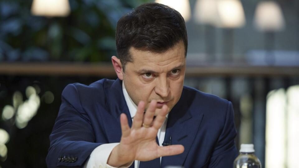 KK30 Kyjev - Ukrajinský prezident Volodymyr Zelenskyj gestikuluje k novinárom počas tlačovej konferencie v Kyjeve 26. novembra 2021.
Ukrainian President Volodymyr Zelenskyy gestures while speaking to the media during a news conference in Kyiv, Ukraine, Friday, Nov. 26, 2021. (Ukrainian Presidential Press Office via AP)