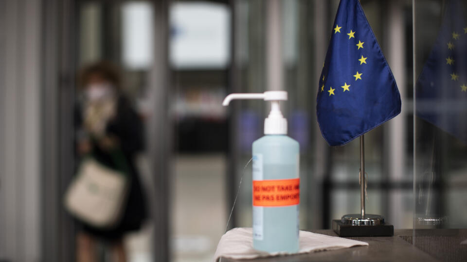 JB 12 Brusel - Fľaša dezinfekcie pred vstupom do sídla Európskej rady v Bruseli 16. júla 2020 pred dvojdňovým summitom EÚ. Hlavnou témou samitu budú rokovania o pláne obnovy v reakcii na krízu spôsobenú pandémiou ochorenia COVID-19 a o novom dlhodobom rozpočte EÚ. FOTO TASR/AP
A bottle of hand sanitizer stands next to an EU flag at the entrance to the European Council building in Brussels, Thursday, July 16, 2020. On Friday, July 17, 2020, leaders from the 27 European Union nations will meet