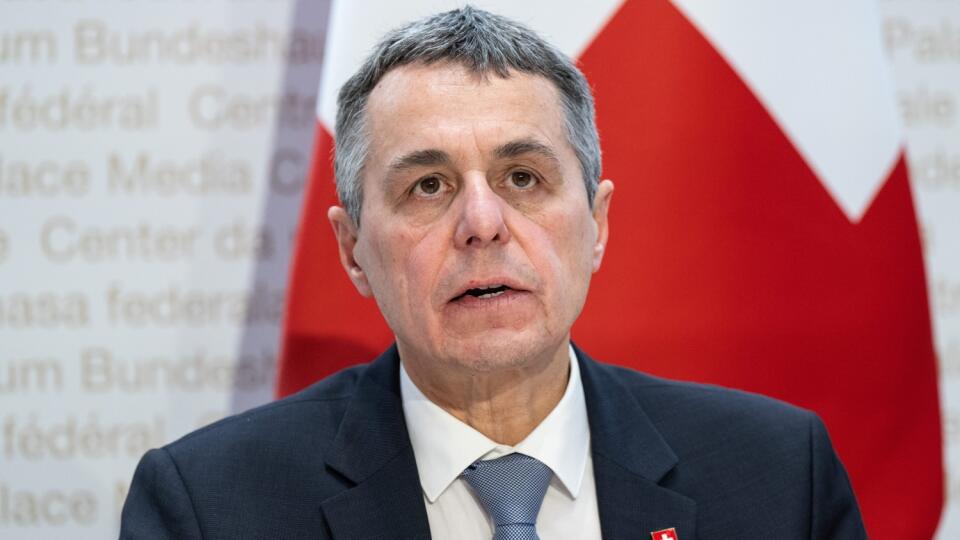 JB 17 Bern - Švajčiarsky federálny prezident Ignazio Cassis počas tlačovej konferencie v Berne 28. februára 2022. Švajčiarsky prezident Ignazio Cassis v pondelok oznámil, že jeho krajina prijala sankcie voči Rusku. Opatrenia sú podľa neho rovnaké, ako sankcie zo strany Európskej únie. TASR o tom informovala na základe informácií od AFP a Reuters.