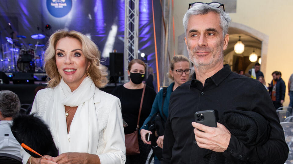 Koncert Richarda Müllera v Pezinku spojený s oslavou spevákovich 60. narodenín. Na snímke Braňo Kostka a Zdena Studenková.