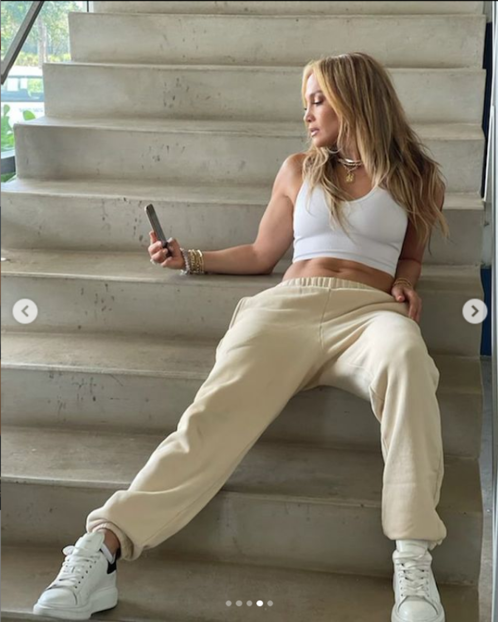 Jennifer Lopez sa pochválila dokonalou postavou, najviac vám udrie do oka to neskutočne ploché brucho. Má 51 rokov, ale pri tom čísle len krútime hlavou... Je to bohyňa!