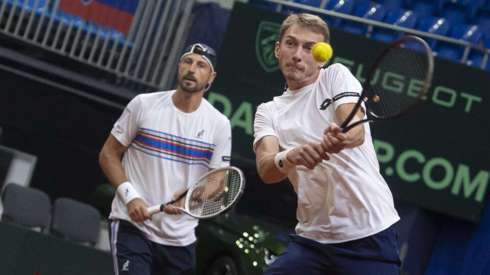 Na snímke slovenskí tenisti vpravo Lukáš Klein a vľavo Igor Zelenay v zápase štvorhry druhého hracieho dňa proti Vladovi Corneaovi a Mariusovi Copilovi z Rumunska dueli 1. svetovej skupiny Davisovho pohára Slovensko - Rumunsko v bratislavskom NTC v sobotu 17. septembra 2022. Víťaz zápasu postúpi do kvalifikácie o postup na finálový turnaj 2023. FOTO TASR - Martin Baumann