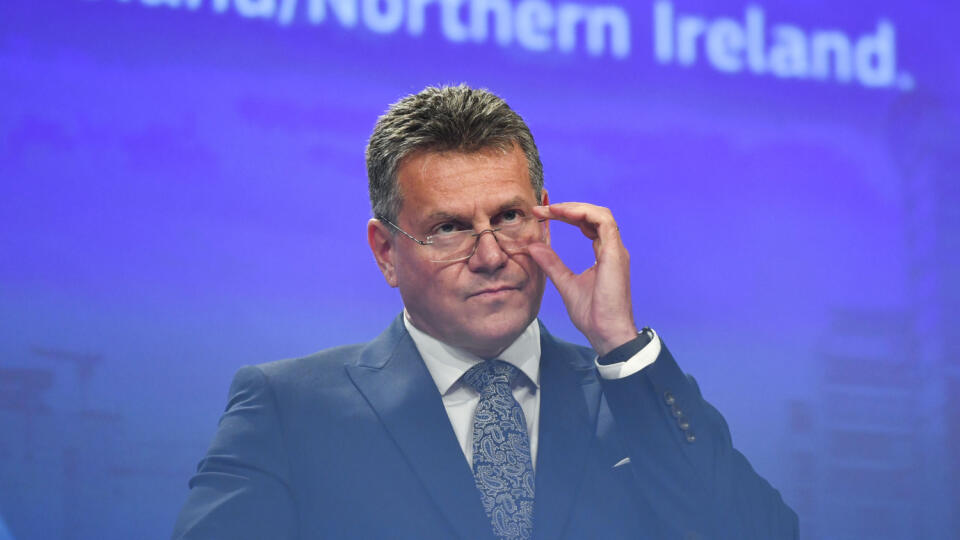 PK 24 Brusel - Podpredseda Európskej komisie Maroš Šefčovič počas tlačovej konferencie v Bruseli v stredu 15. júna 2022. Európska únia si želá dobré a stabilné vzťahy s Britániou, k tomu je však nevyhnutné dodržiavať dohody. Vyhlásil to v pondelok podpredseda Európskej komisie Maroš Šefčovič v súvislosti s legislatívnym návrhom britskej vlády o zmene ustanovení v pobrexitovej obchodnej dohode týkajúcich sa Severného Írska. Šefčovič zároveň varoval, že Európska komisia zváži obnovenie konania voč