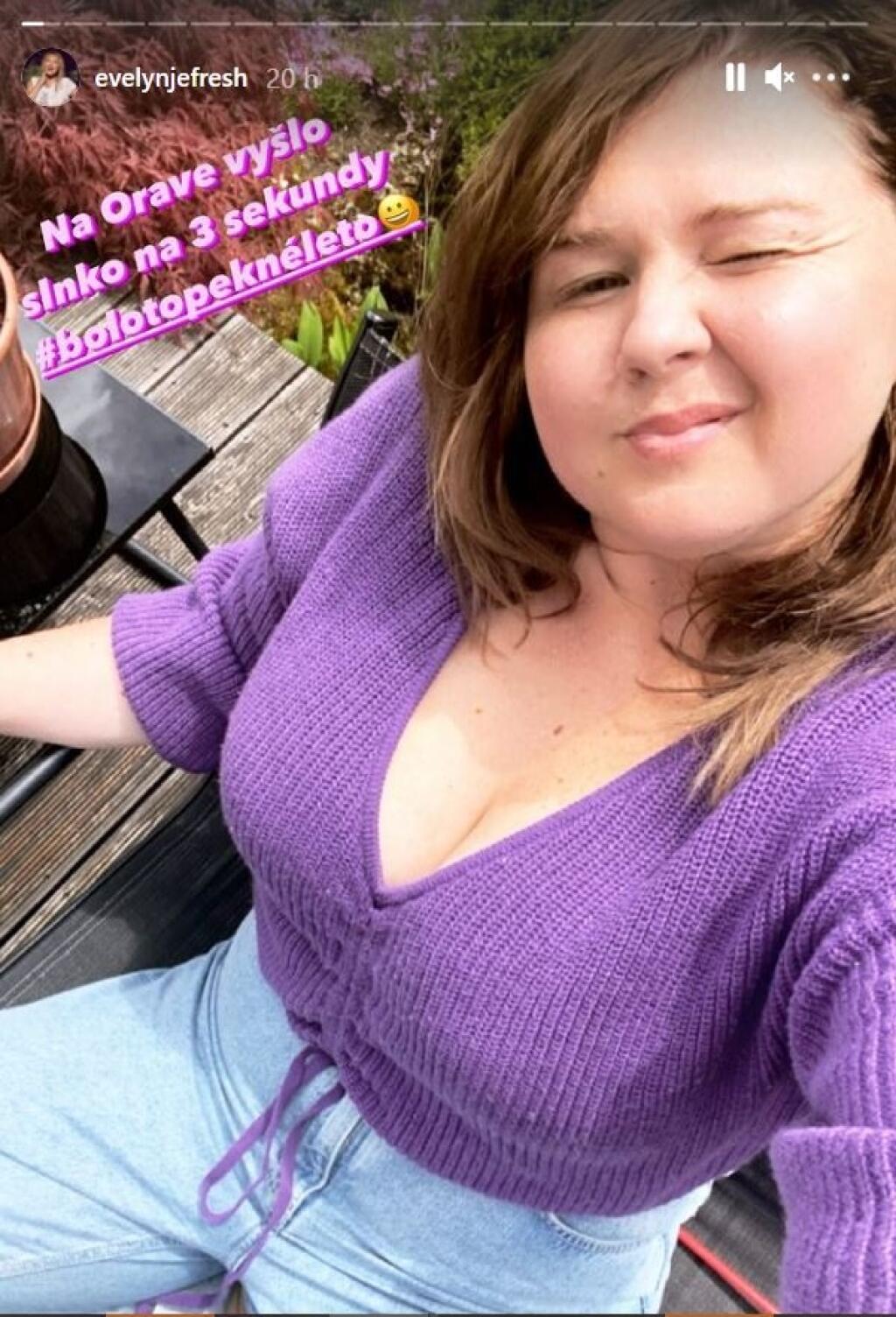 Z Evelyn je krátkovlasá brunetka.