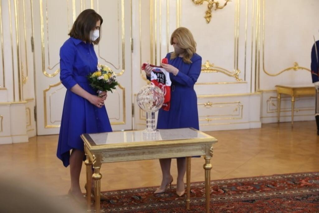 Lyžiarka Petra Vlhová a ej tím na prijatí u prezidentky SR Zuzany Čaputovej.
