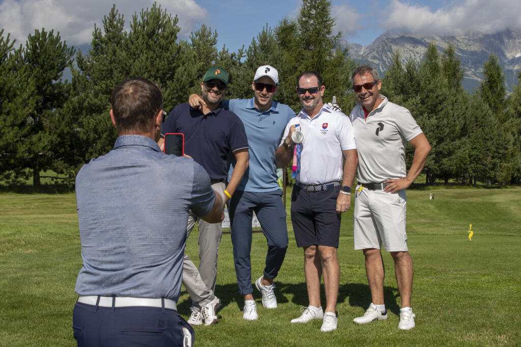Záujem o fotografiu s Rorym Sabbatinim bol veľký. Golfista vytiahol aj svoju medailu.