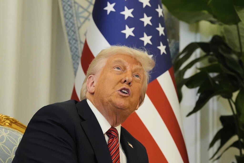 AZ2 Dauha - Americký prezident Donald Trump reční počas stretnutia s katarským emirom Tamímom bin Hamadom Ál Sáním v katarskej Dauhe 14. mája 2025. FOTO TASR/AP

President Donald Trump gestures as meets Qatar's Emir Sheikh Tamim bin Hamad Al Thani at the Amiri Diwan in Doha, Qatar, Wednesday, May 14, 2025. (AP Photo/Alex Brandon)