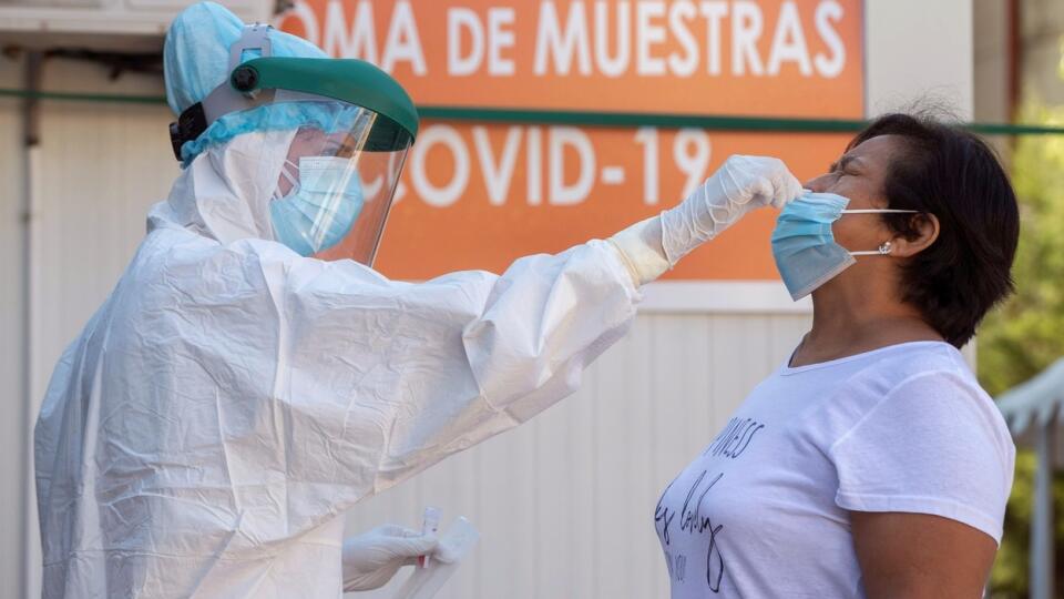 Madridská regionálna vláda sa v piatok opätovne rozhodla zaviesť v regióne hlavného mesta Španielska plošné karanténne opatrenia.